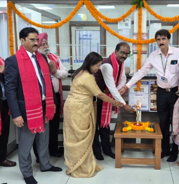 A moment of pride and gratitude! Honoured to light the inaugural lamp during the opening of the LIC branch and to be felicitated by our respected Zonal Manager. A truly memorable occasion.